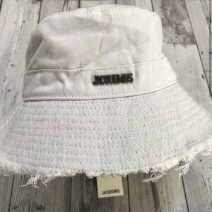 The Artichaut Jacquemus bucket hat - off white